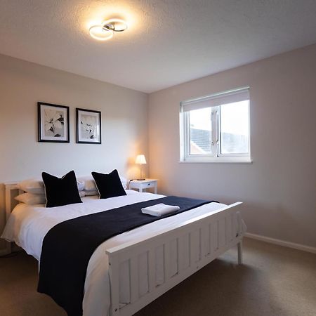 Modern 2 Bed Apartment Near Gatwick Crawley  Extérieur photo