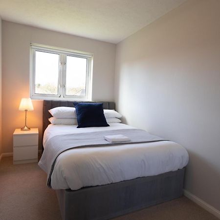 Modern 2 Bed Apartment Near Gatwick Crawley  Extérieur photo