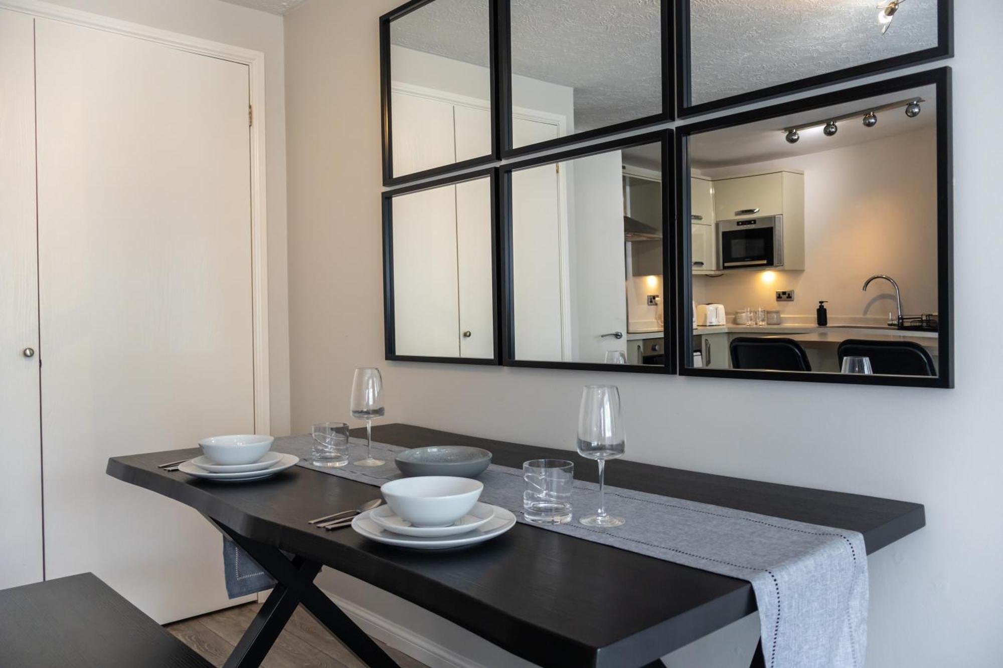 Modern 2 Bed Apartment Near Gatwick Crawley  Extérieur photo