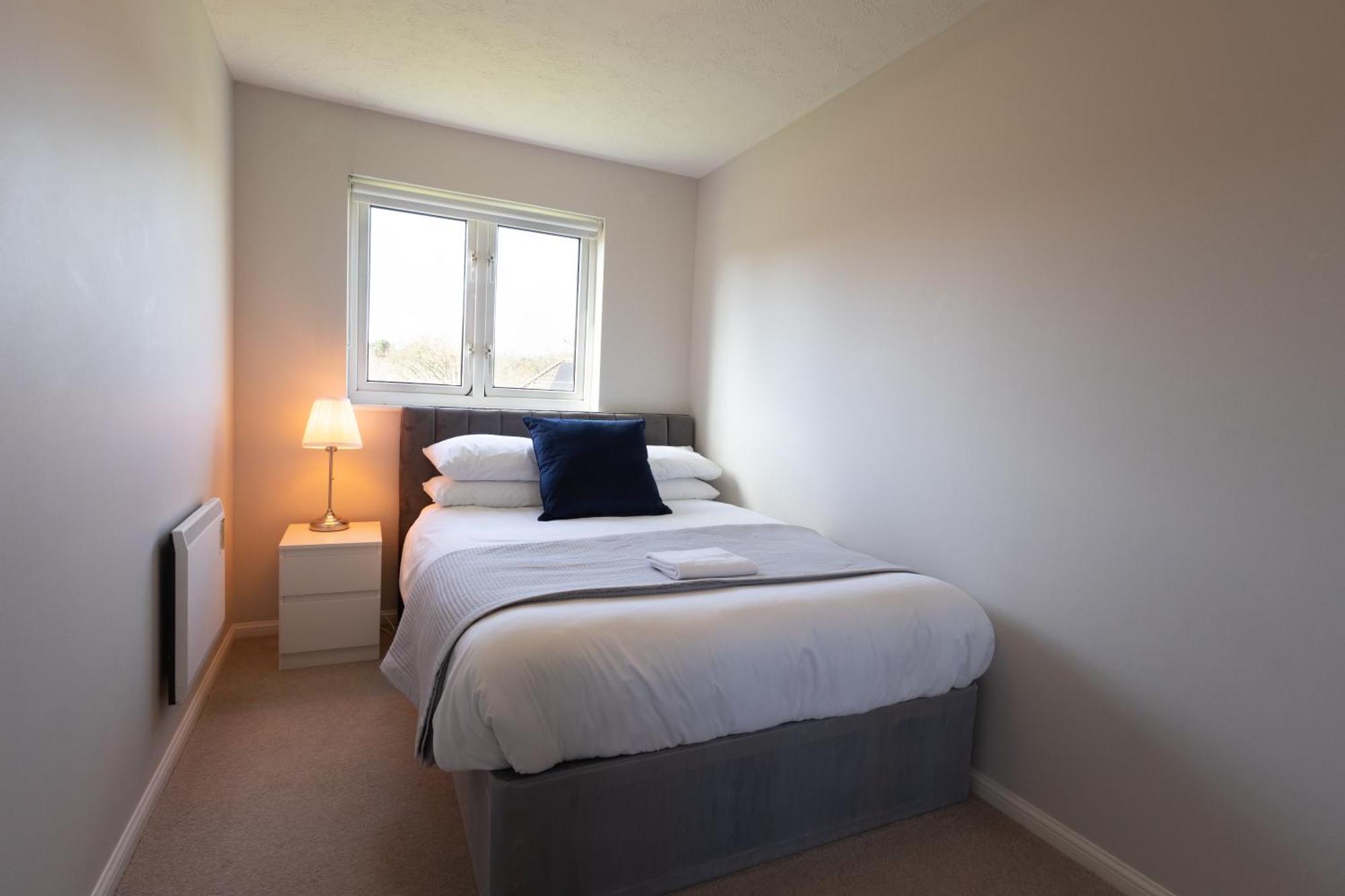 Modern 2 Bed Apartment Near Gatwick Crawley  Extérieur photo