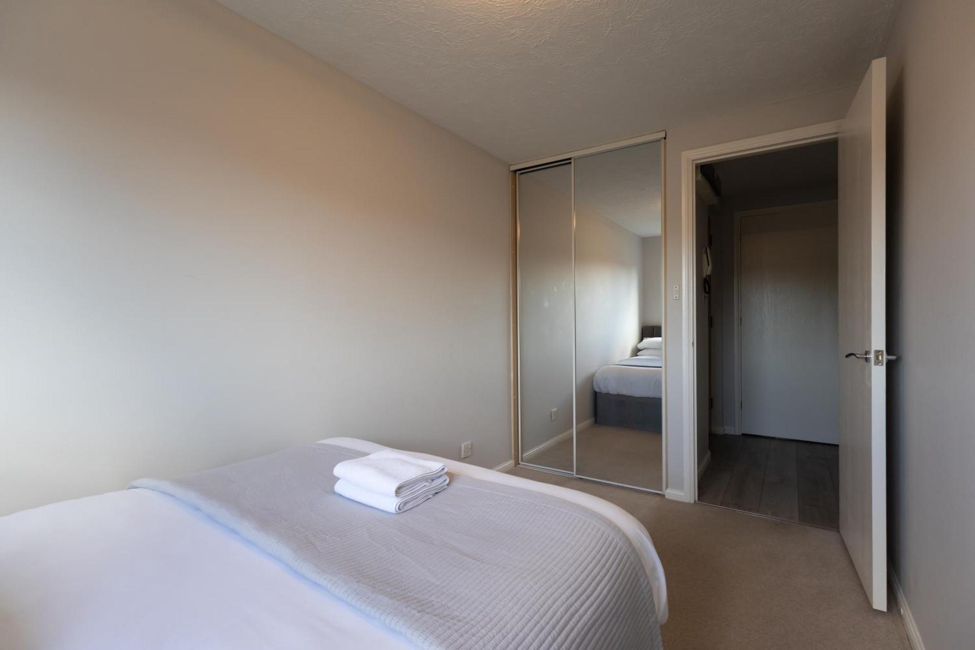 Modern 2 Bed Apartment Near Gatwick Crawley  Extérieur photo