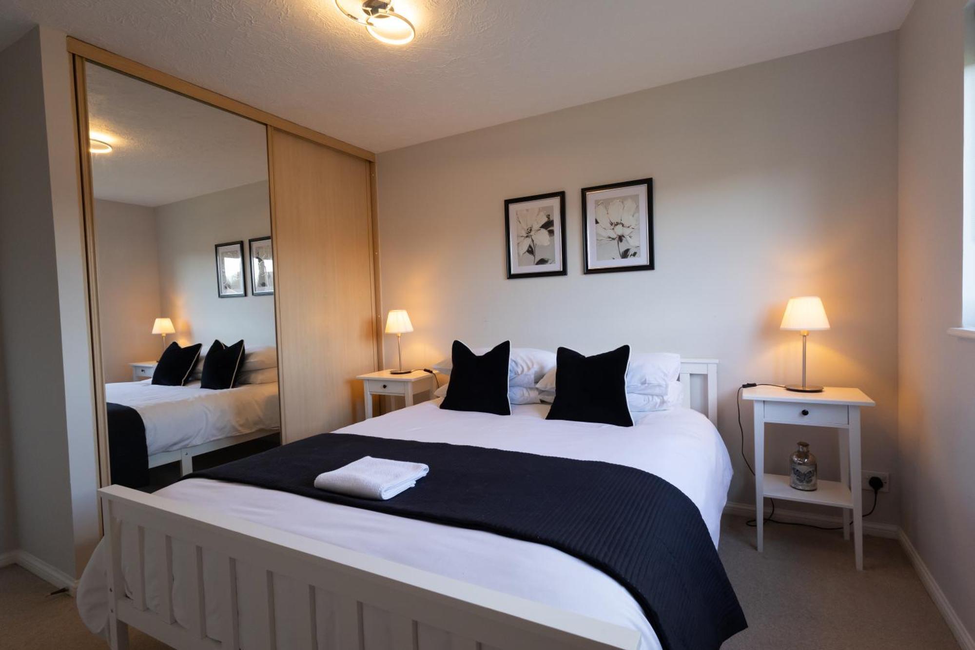 Modern 2 Bed Apartment Near Gatwick Crawley  Extérieur photo